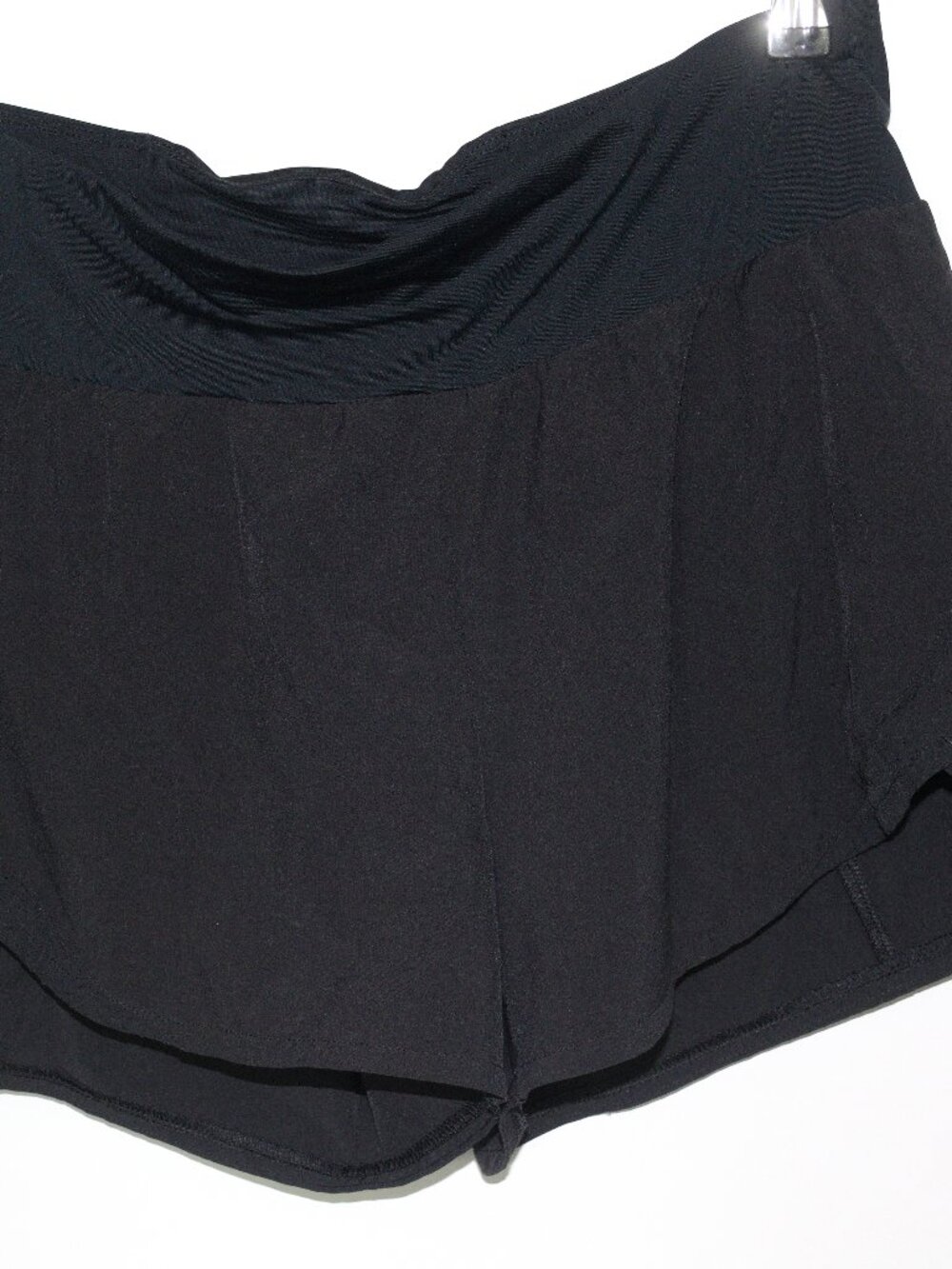 Calia by Carrie Underwood size M black Kick It Up Mid Rise Short